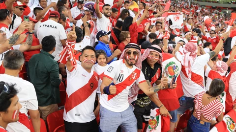 Aficionados de Per&uacute; previo al partido ante Australia