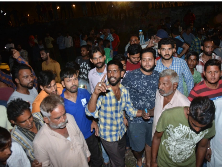 Multitud en accidente de tren, India.