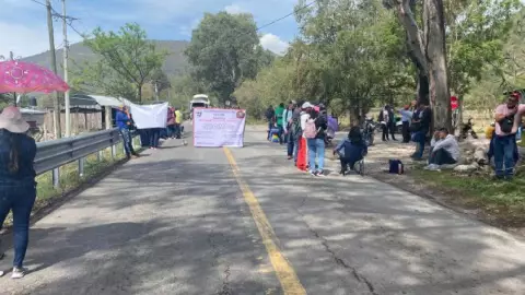 CETEG bloqueó el paso en la carretera Chilpancingo–Chilapa