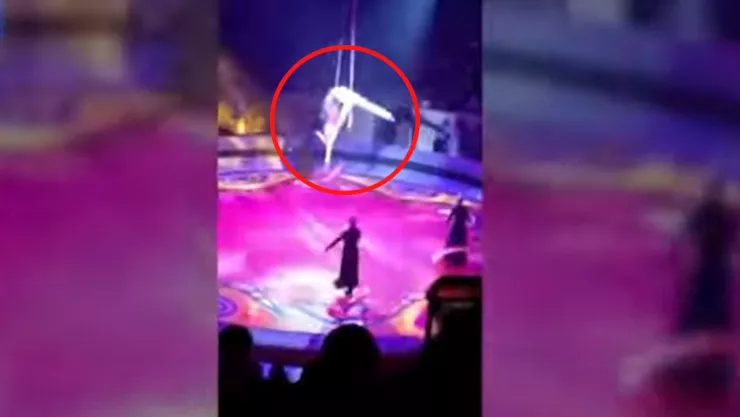 VIDEO: El momento cuando trapecista cae desde las alturas durante show.