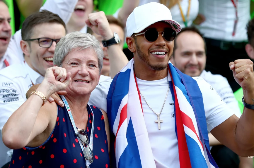 Carmen Larbalestier y Lewis Hamilton