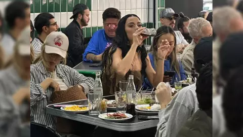 Katy Perry se convierte en hermana mexicana; la captan comiendo tacos.jpg