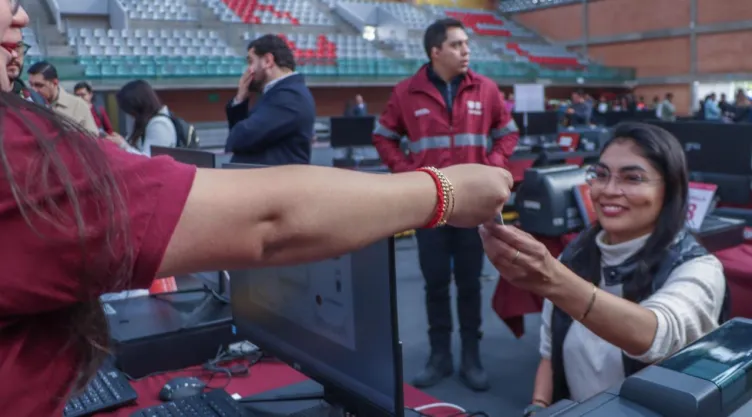 Mujer sonriendo al obtener su licencia de conducir permanente en CDMX