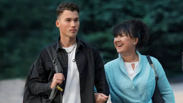 Se reencuentra con su madre biológica; trabajaban en el mismo lugar.