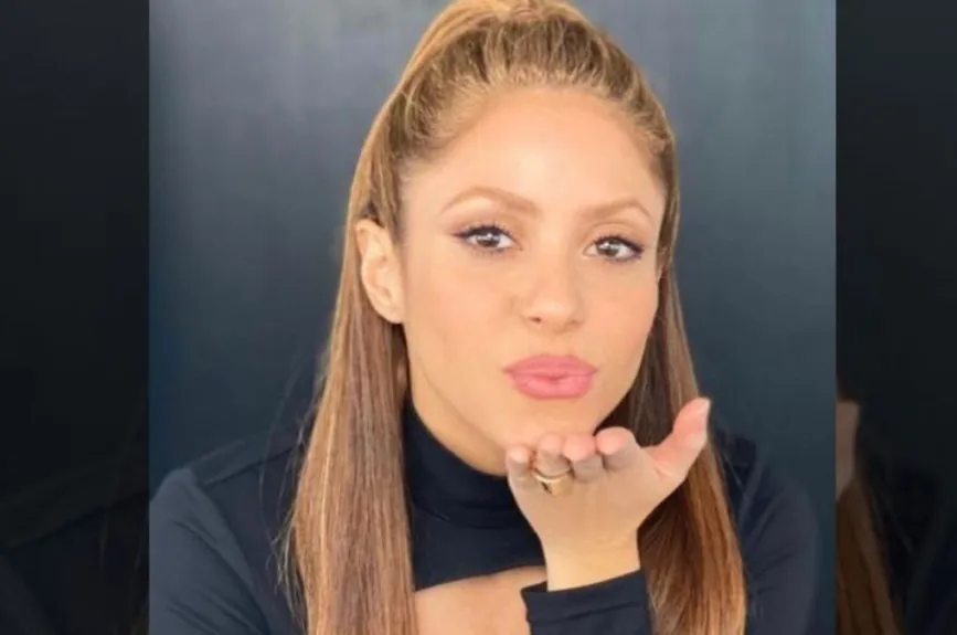 Shakira mandando beso.jpg