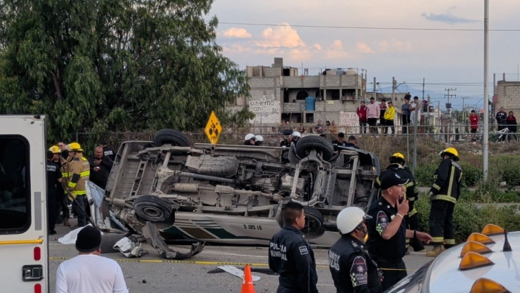 accidente-en-pachuca-hidalgo-hoy-volcadura-combi-deja-un-muerto-y-lesionados