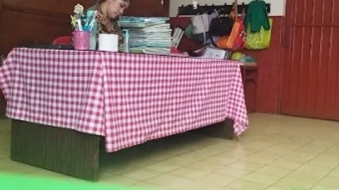 VIDEO: Maestra les avienta los cuadernos a los niños para que las recojan del suelo