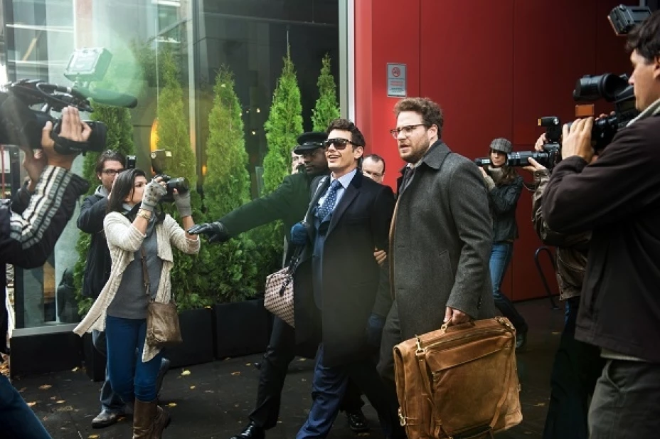 James Franco,(centro izquierda), en el papel de Dave y Seth Rogen como Aaron, en la película “The Interview”