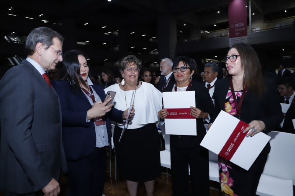 El Secretario de Educación entrega 622 títulos a egresados de la UnADM.