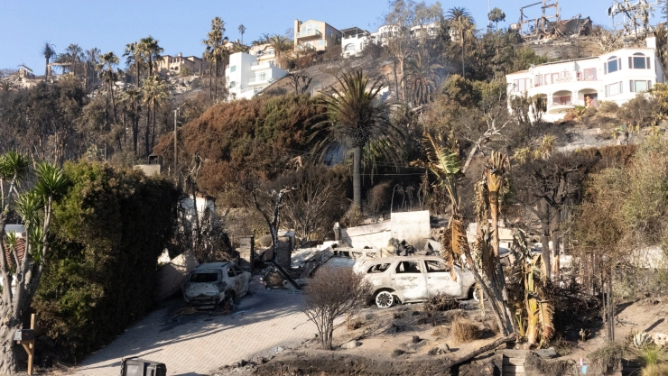 una vista de la Pacific Coast Highway en el medio de las ruinas por los incendios en Palisades