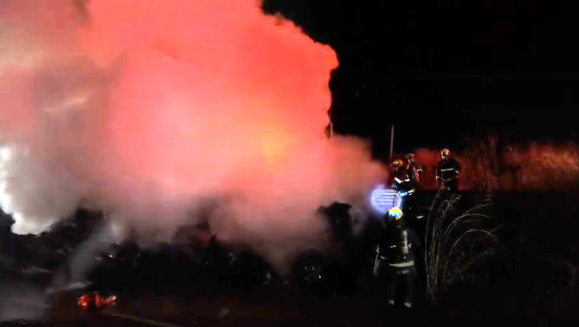 Cierre carretero HOY en Jalisco: pipa vuelca y se incendia en la ...