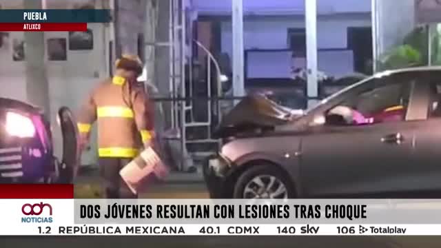 Choque contra poste deja dos jóvenes lesionados en Atlixco