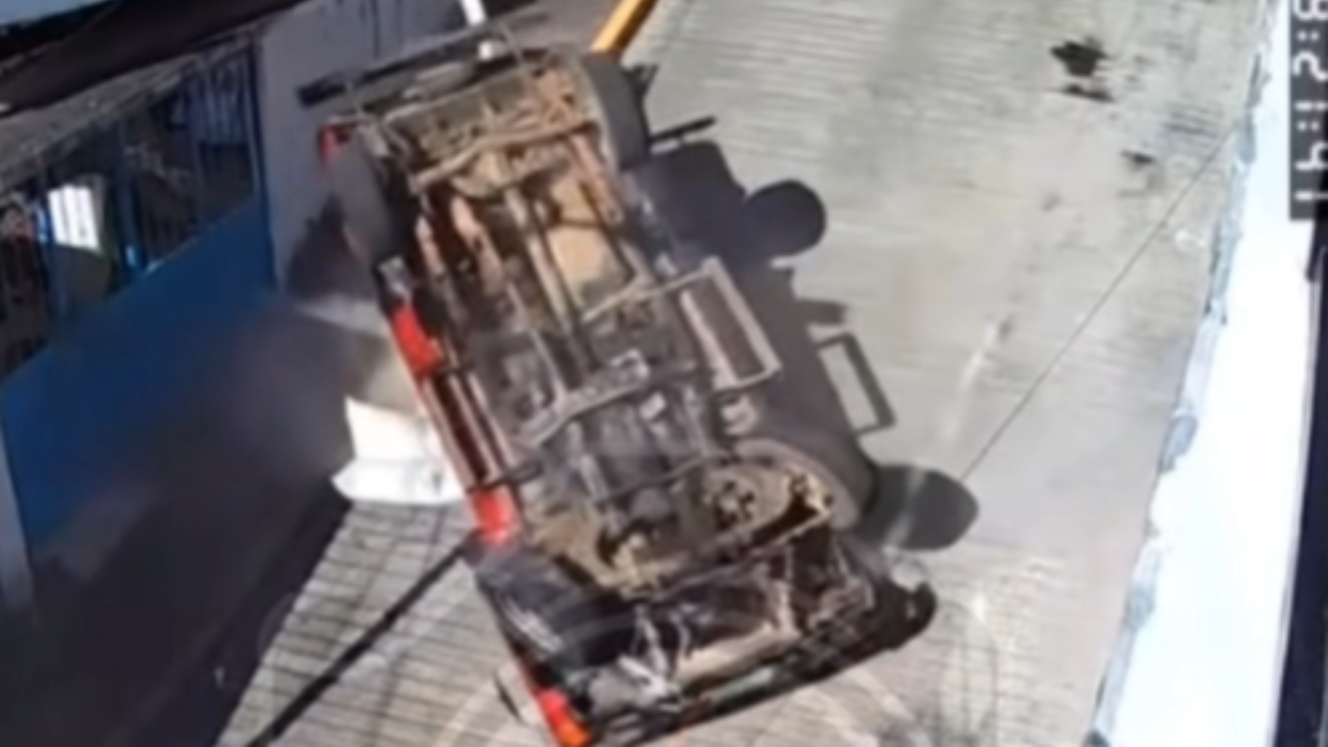 VIDEO Camioneta choca y se vuelca en una pendiente; esto pasó con el ...