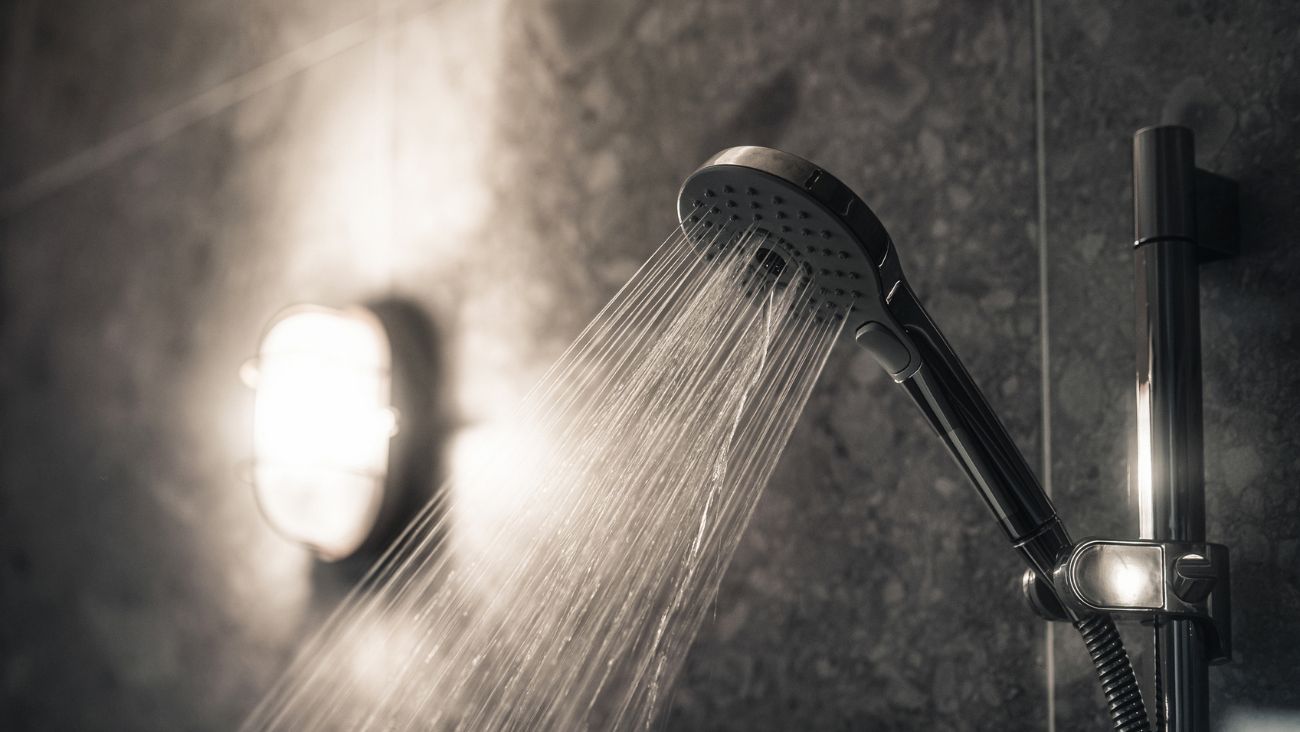 Mujer muere electrocutada al meterse a bañar en Coahuila