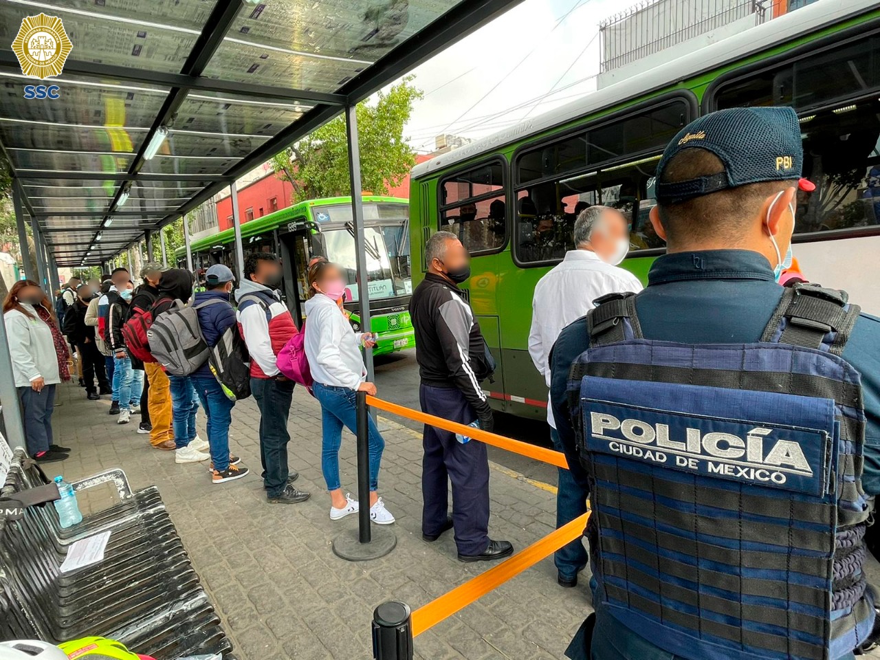 Largas filas y retrasos en primer día de cierre de Línea 1 del Metro