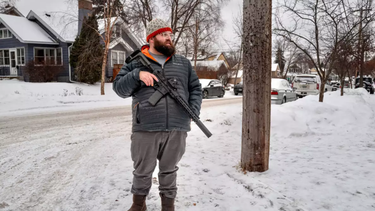 Video viral en Minnesota: Hombre con rifle custodia su vecindario tras operativos del ICE