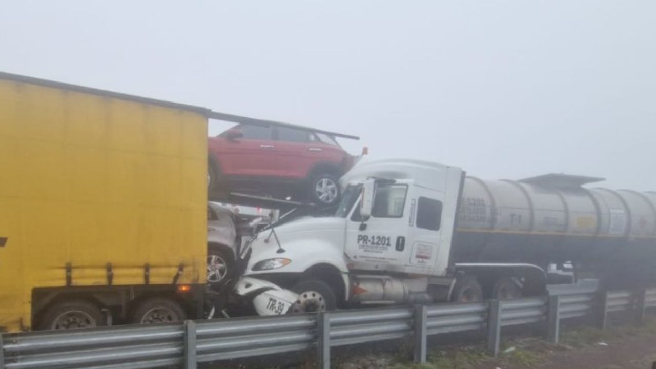 Densa neblina deja accidente sobre la carretera Puebla-Orizaba hoy; conductor quedó prensado en Esperanza