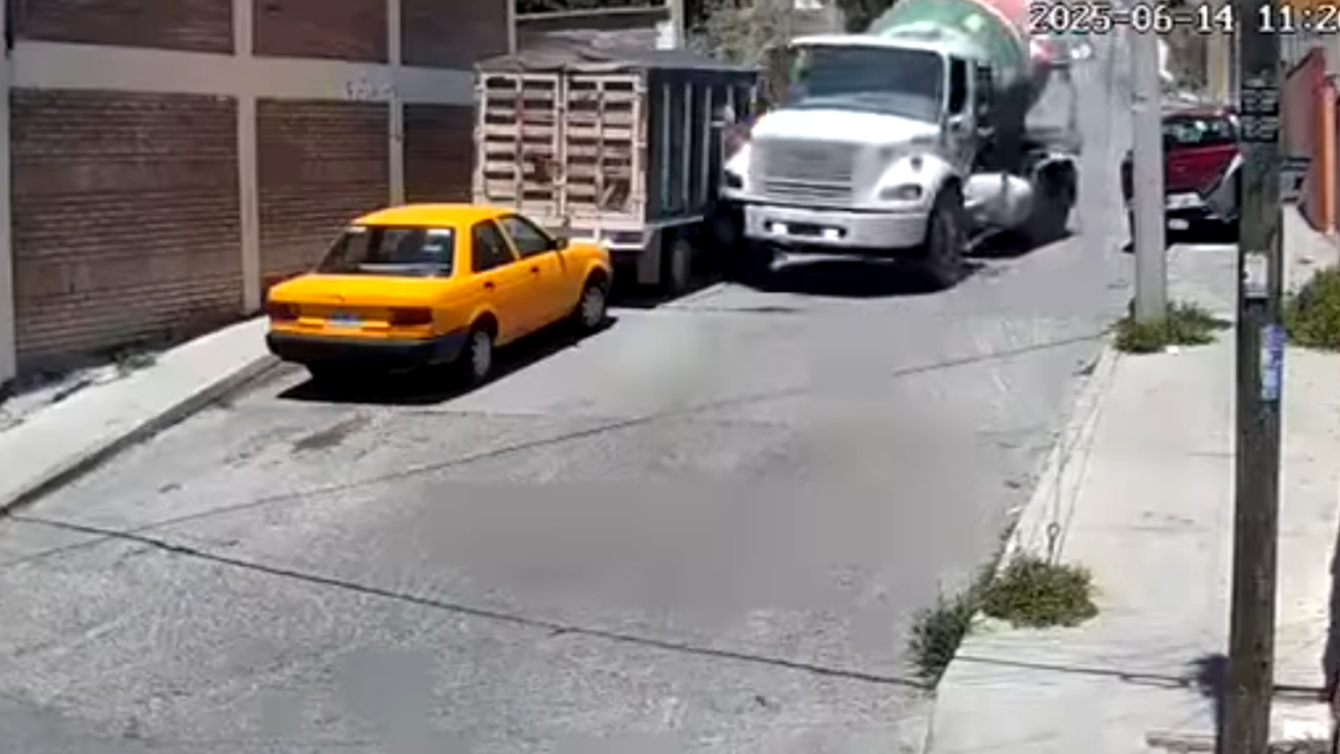 Saltillo: camión revolvedor de cemento se queda sin frenos y choca ...