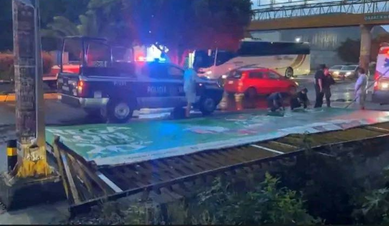VIDEO: Fuertes vientos tumban a espectacular en Tehuacán; así quedó la zona