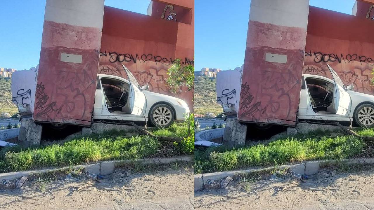 Reportan auto atorado en el pilar de la entrada de Delicias, Tijuana ...