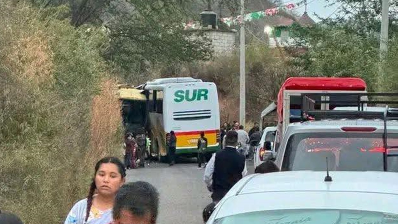 Choque entre dos autobúses genera el cierre de la carretera Tlapa ...