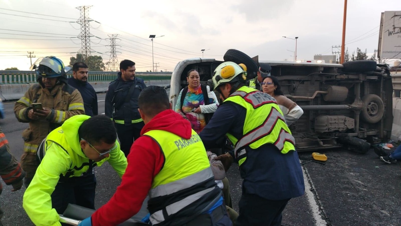 Combi vuelca en Xalostoc, en la Autopista México-Pachuca; Reporte de ...