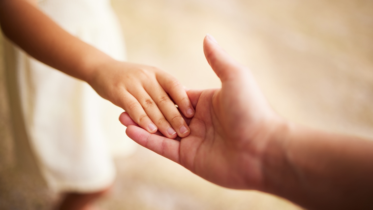 Video: Tres mujeres usan a niña para robar dinero en puesto de tamales en León, Guanajuato