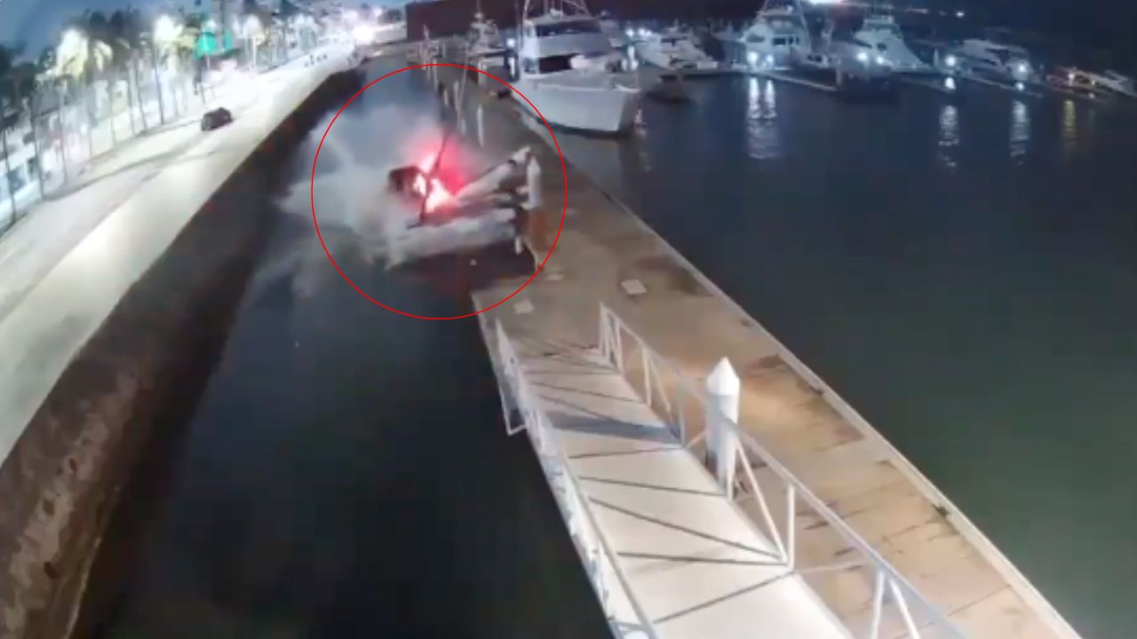 VIDEO FUERTE: Auto VUELA hacia el mar y choca contra barco en Veracruz; así se vio el momento