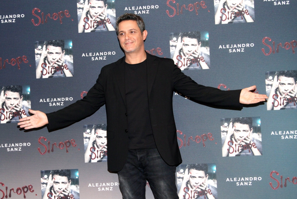 Alejandro Sanz presume su romance con Stephanie Cayo