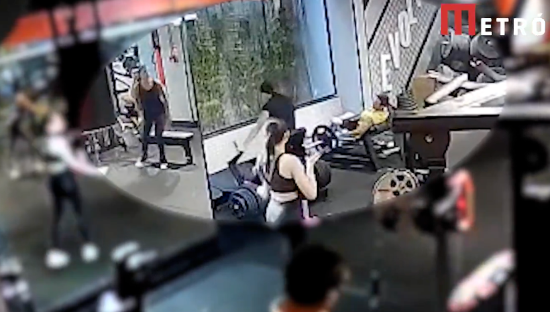 Estudiante se rompe las piernas en gimnasio al cargar más de 180 kilogramos de peso (VIDEO)