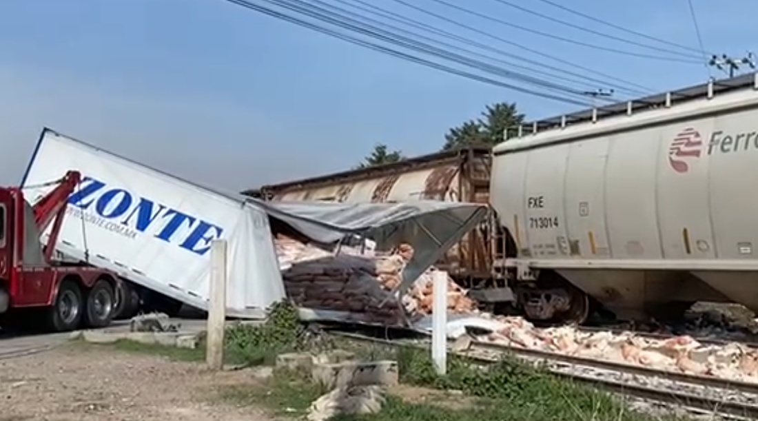 Tráiler intenta ganarle el paso al tren y es arrollado en Edomex