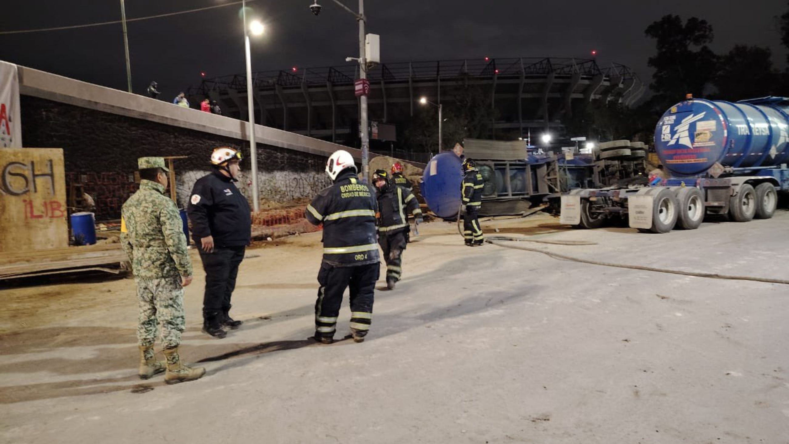 Pipa de gasolina cargada con 30 mil litros de combustible vuelca cerca del Estadio Azteca y provoca alarma entre vecinos