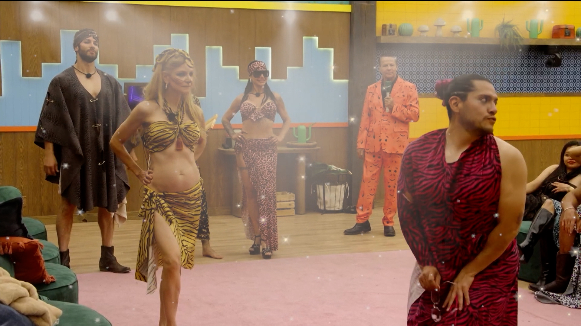 La Granja VIP | Los granjeros desatan su lado animal en la pasarela de  Freddy Show