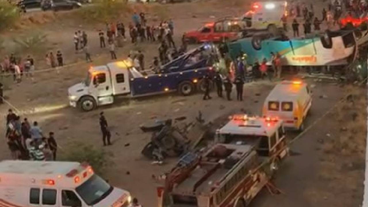 Camión de pasajeros cae de puente El Cuije en la carretera Torreón-San ...