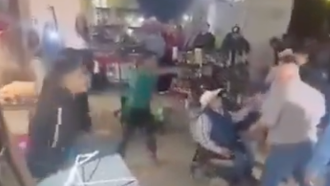 VIDEO: Captan violenta riña en plena festividad de Pahuatlán, Puebla