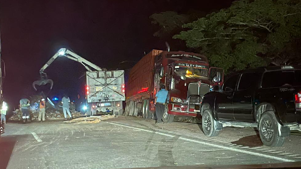 Volcadura de tractocamión provoca cierre parcial en la autopista ...