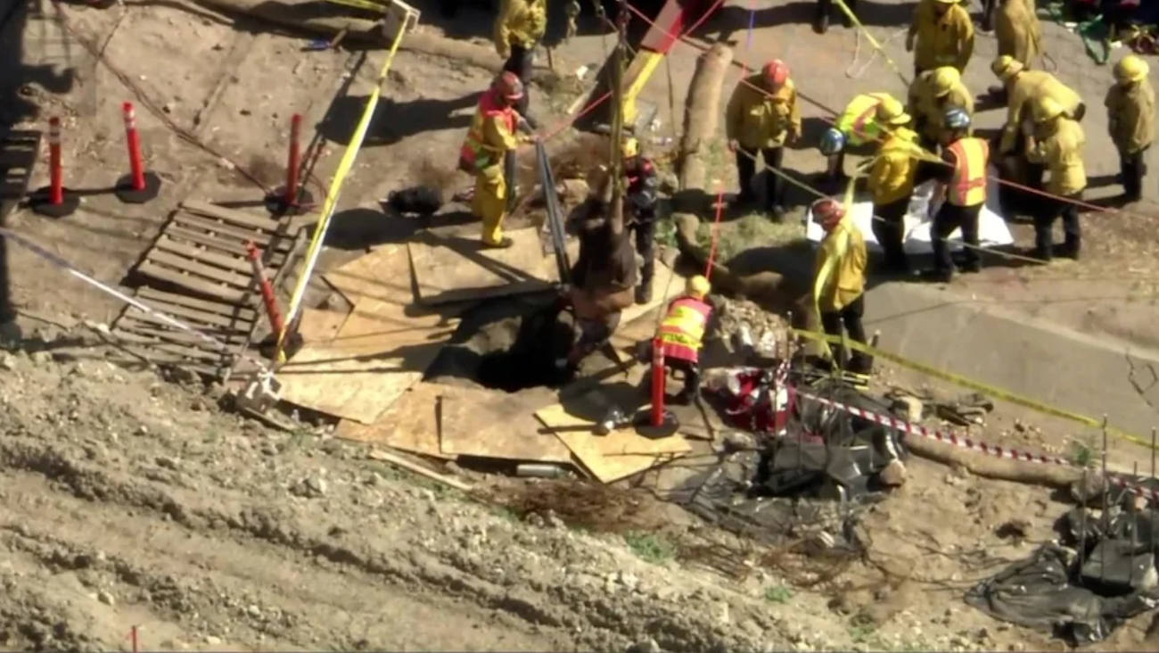 VIDEO: Un hombre gigante cayó en un agujero y tuvo que ser sacado en una grúa en California