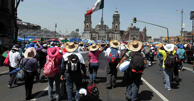 Plantón de maestros en el Zócalo de CDMX afecta a millones de estudiantes