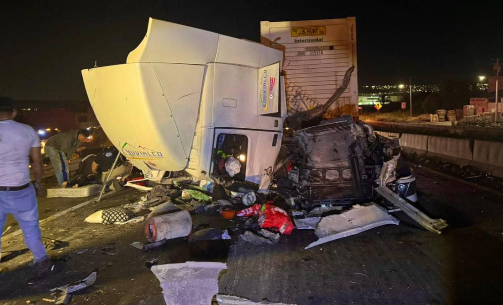 Accidente en la carretera 57 Querétaro-San Luis Potosí: tráiler destrozado
