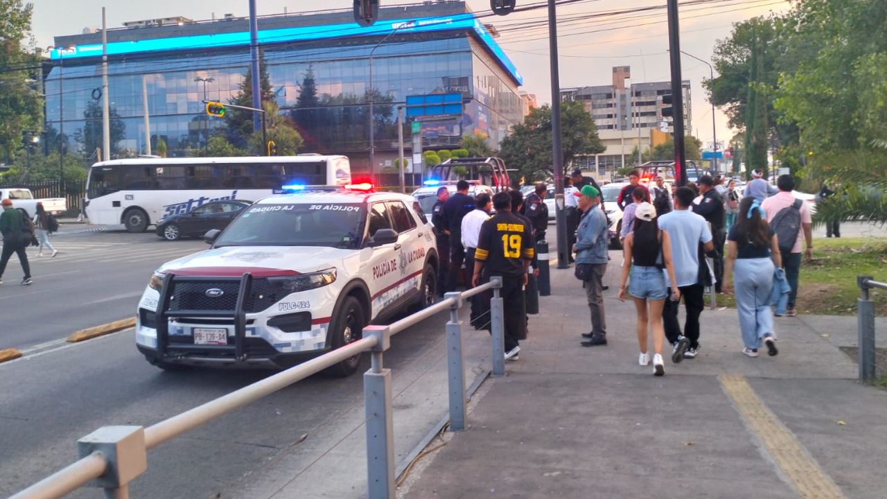 FOTOS: Movilización en el bulevar 5 de Mayo por presuntas personas atrapadas en unidad de RUTA hoy viernes