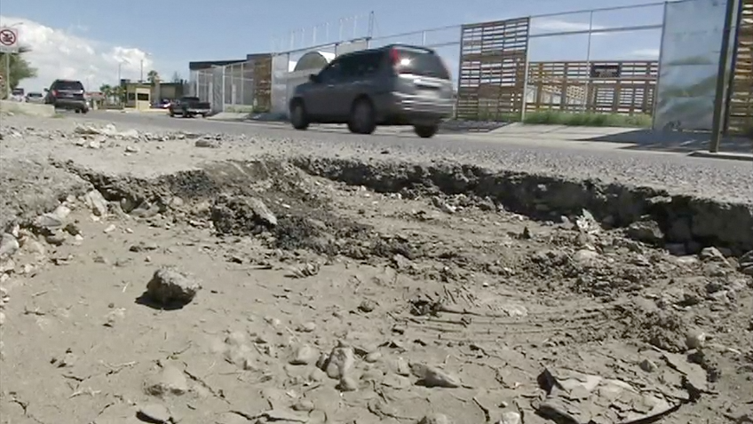 Después de cinco reportes, reparan calle con baches en Juan C. Bonilla