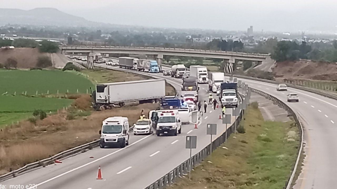 Tráiler sufrió accidente y quedó atravesado en el Arco Norte hoy; tráfico paralizado
