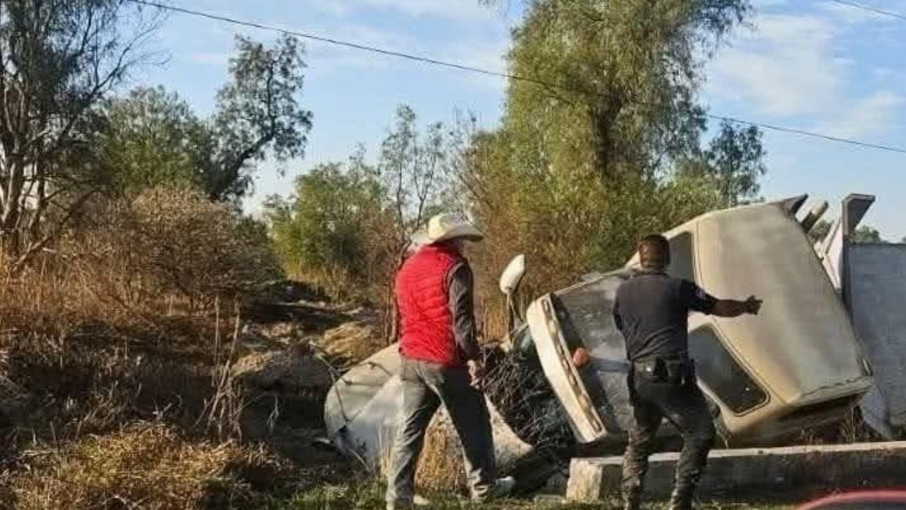 Accidente colapsó la carretera Acatzingo-Xalapa hoy; conductor quedó atrapado tras volcadura
