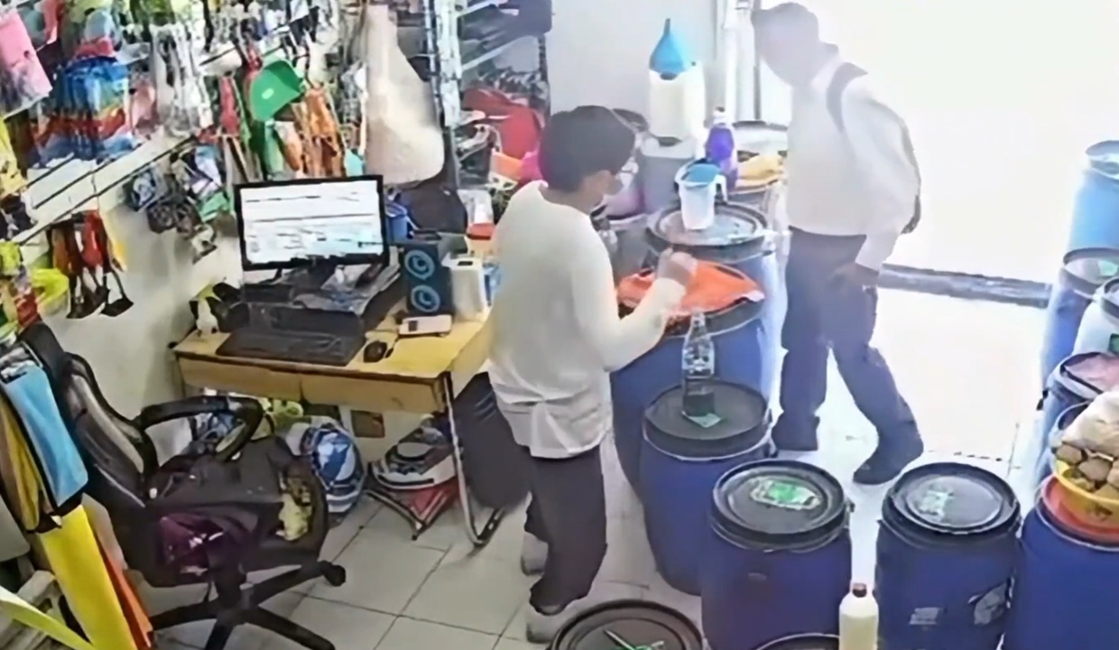 VIDEO: Asaltan a joven en su propio negocio en la colonia Santa Cruz Buenavista en Puebla