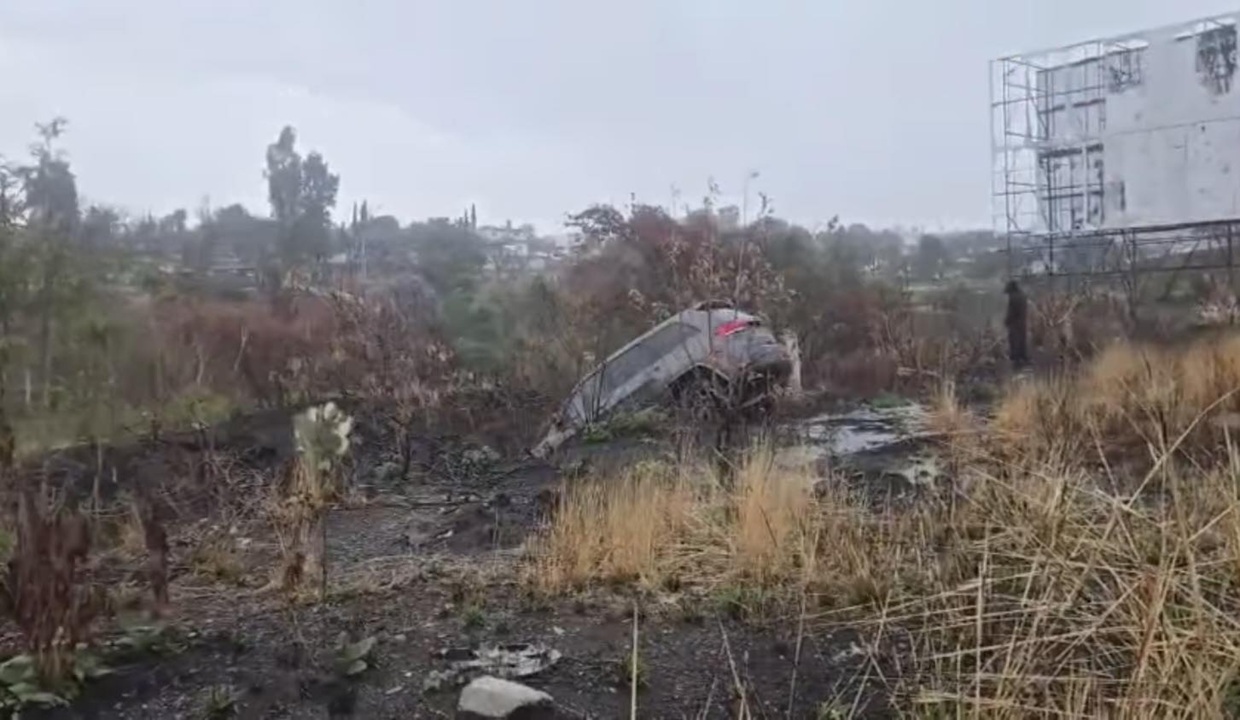 VIDEO: ¡Tome sus precauciones! Camioneta se sale del camino y casi cae al barranco en la autopista Vía Atlixcáyotl HOY