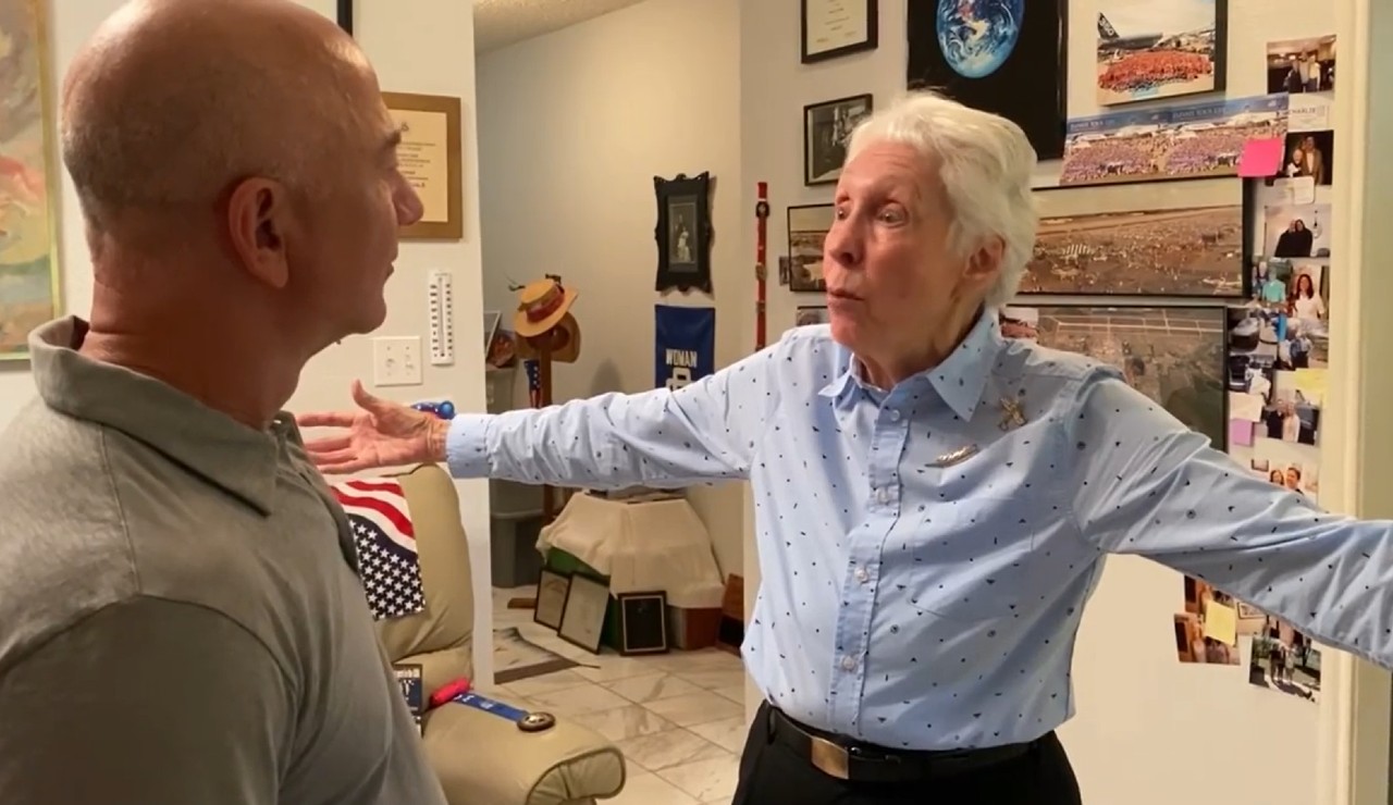 Astronauta de 82 años viajará al espacio con Jeff Bezos - Vimarsana News
