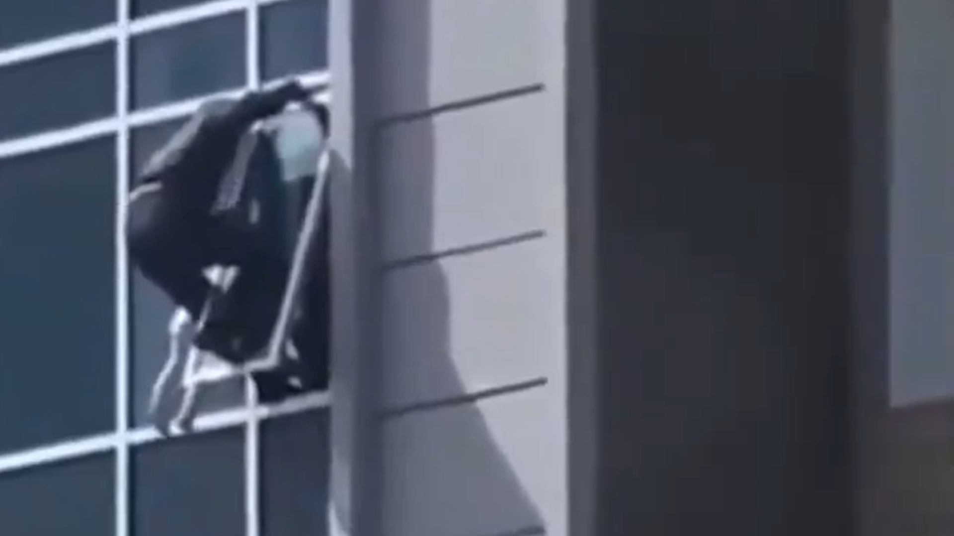 VIDEO Hombre rescata a menor de edad en el octavo piso de un edificio