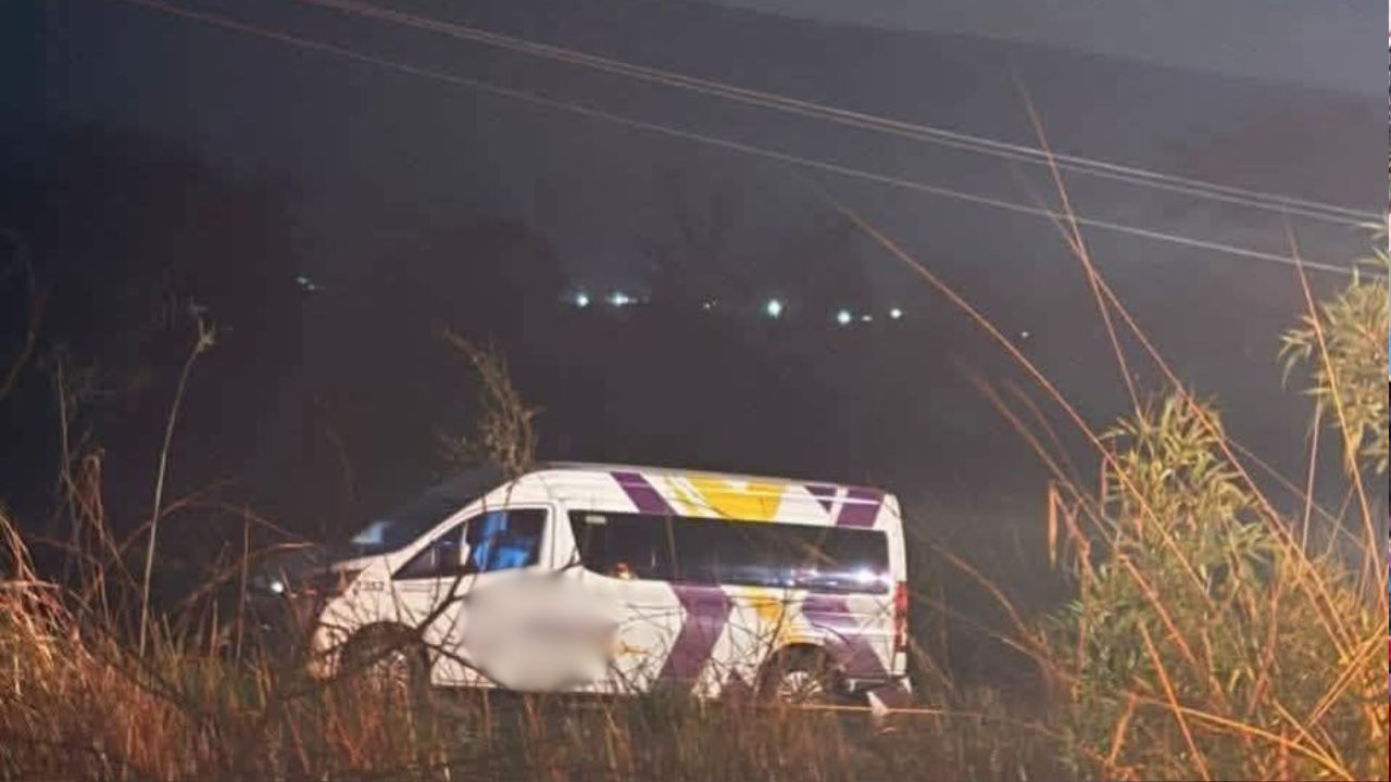 Combi con pasajeros se salió de la carretera Atlixco-Izúcar; reportan heridos tras accidente