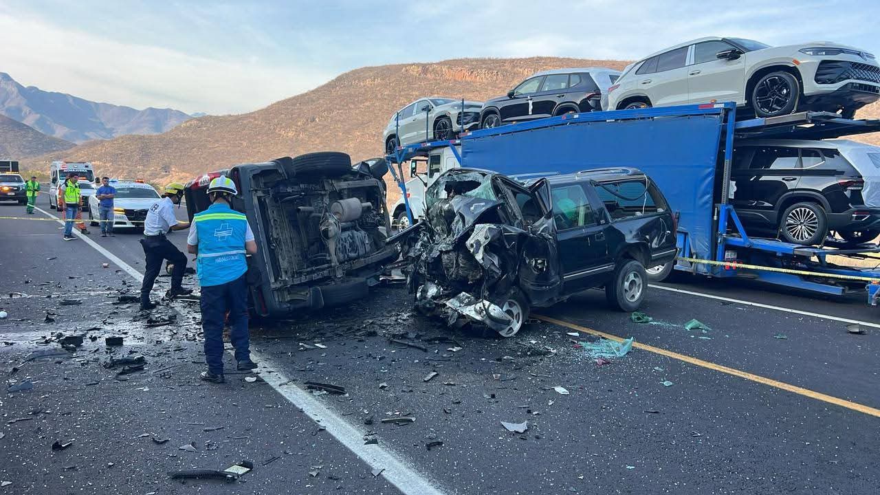 Choque frontal de camionetas deja muertos y heridos en la Autopista ...
