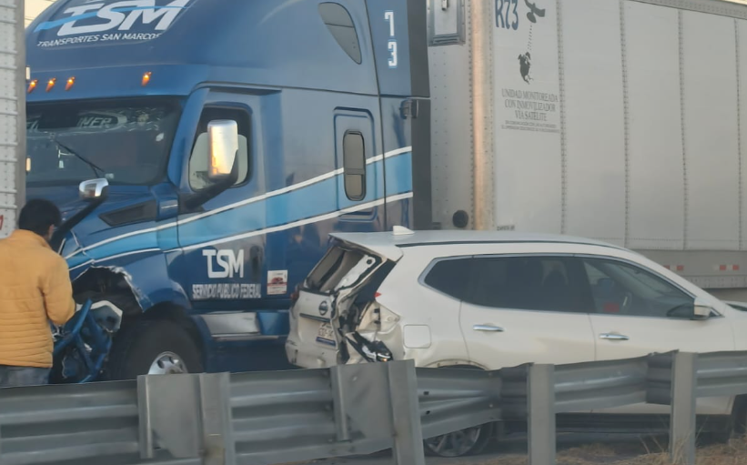 Accidente de tráiler y vehículo en la carretera México-Querétaro HOY ...
